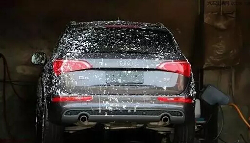 「酸雨伤车漆正确洗车防伤害」